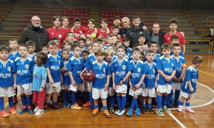 Javier Zanetti e Giancarlo Centi in visita al Palazzetto dello sport per conoscere la Scuola calcio 4 della Aso Alzate