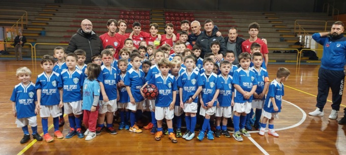 Javier Zanetti e Giancarlo Centi in visita al Palazzetto dello sport per conoscere la Scuola calcio 4 della Aso Alzate