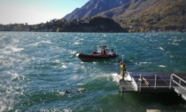 Ragazzino di 12 anni cade nelle acque del lago: recuperato e rianimato dai sommozzatori, è grave
