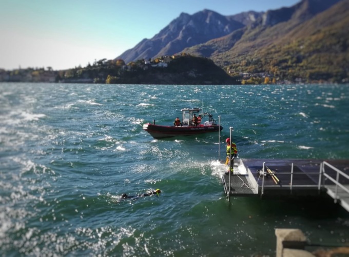 Ragazzino di 12 anni cade nelle acque del lago: recuperato e rianimato dai sommozzatori, è grave