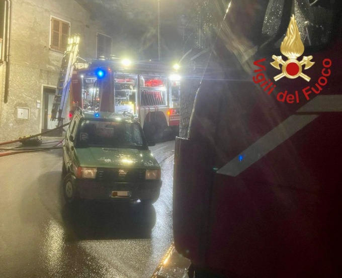 Incendio in mansarda, intervento dei Vigili del Fuoco