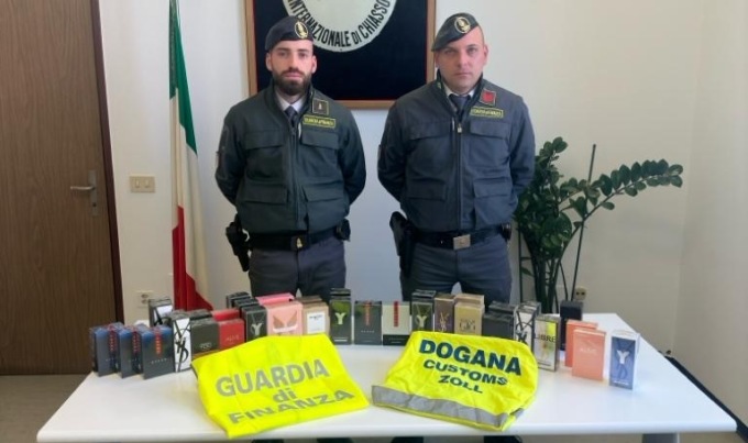 Contrabbando di profumi: denunciata una donna in dogana