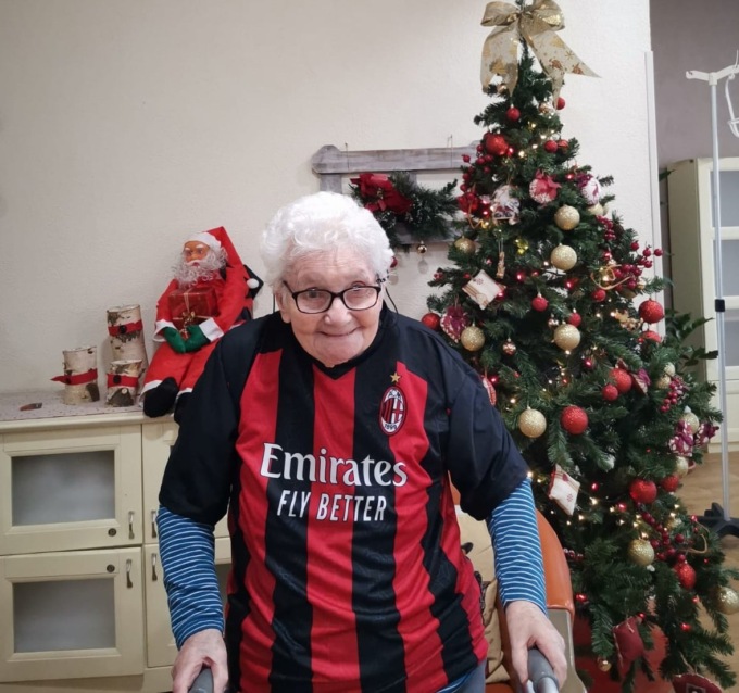 Nipoti di Babbo Natale, insieme si regala un sorriso agli anziani nelle case di riposo