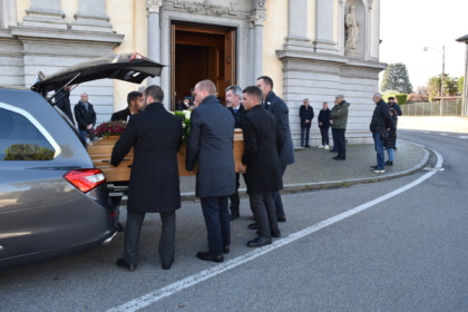 Chiesa gremita per l’ultimo saluto ad Aldo Riva