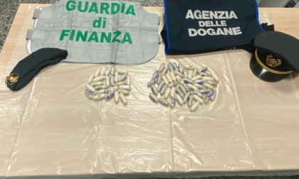 Da Amsterdam all'Italia con 74 ovuli di cocaina in corpo: arrestato in dogana