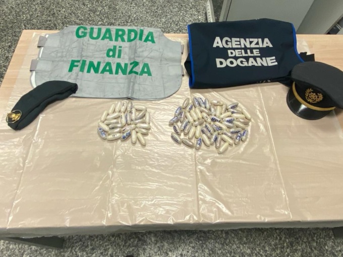 Da Amsterdam all’Italia con 74 ovuli di cocaina in corpo: arrestato in dogana
