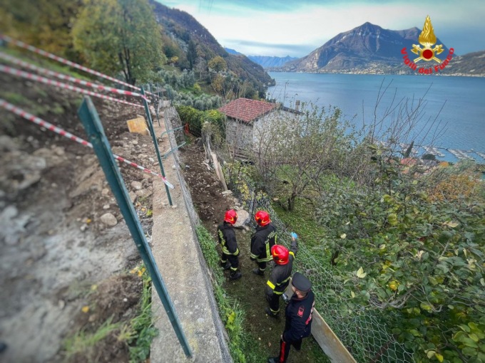 Incidente sul lavoro a Bellano: precipita da un muro mentre guida l’escavatore