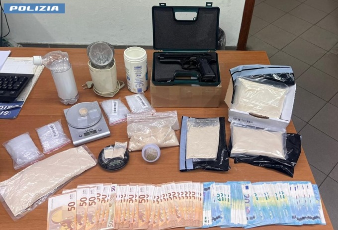 Spaccio di stupefacenti: arrestato un 43enne, aveva in casa droga, materiale per lo spaccio e una pistola