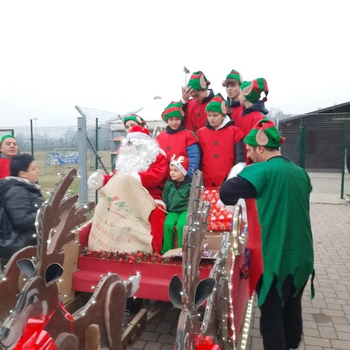 Babbo Natale torna a suonare i campanelli a Fino Mornasco grazie all’Andratese