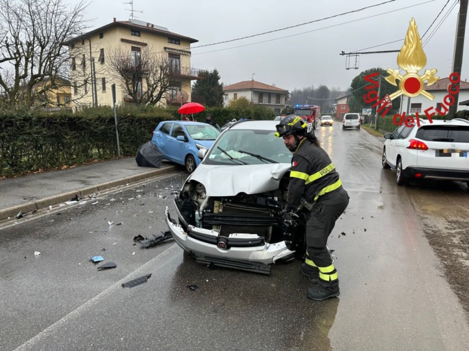 Scontro tra due automobili, ferite quattro persone