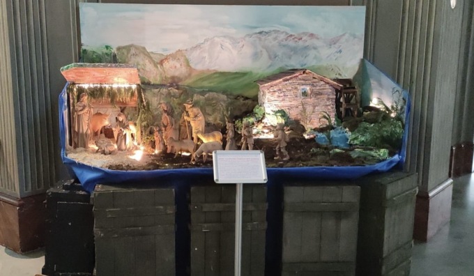 Il presepe allestito sopra le casse delle munizioni dell’esercito russo