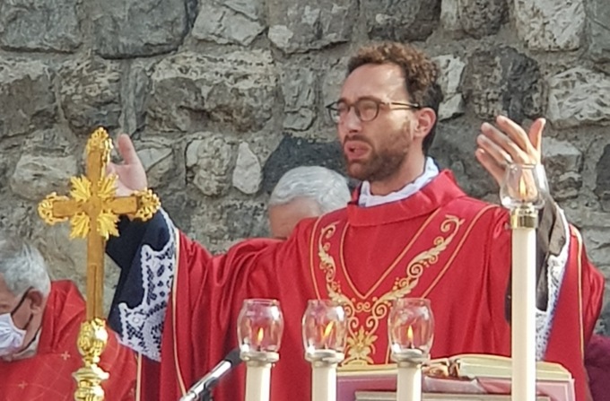 Erba, fanno razzia in parrocchia e minacciano di morte il prete