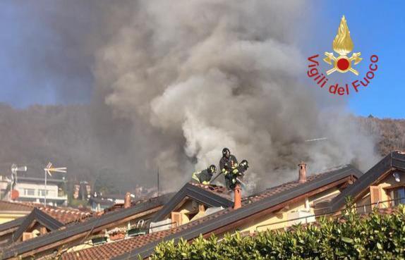 Va a fuoco il tetto di una abitazione