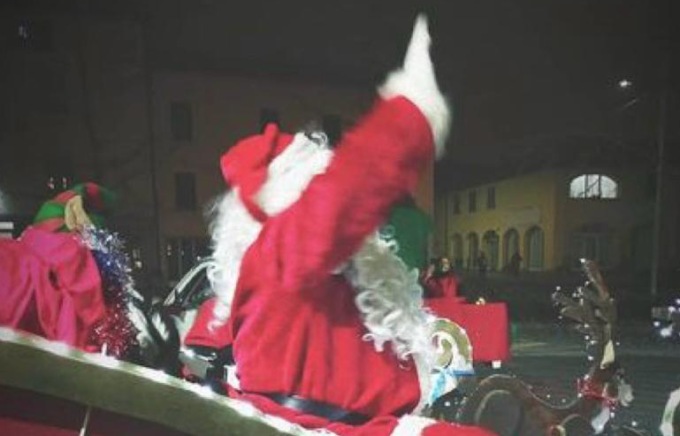 La slitta di Babbo Natale regalerà doni ai bambini di Fino Mornasco grazie agli esercenti