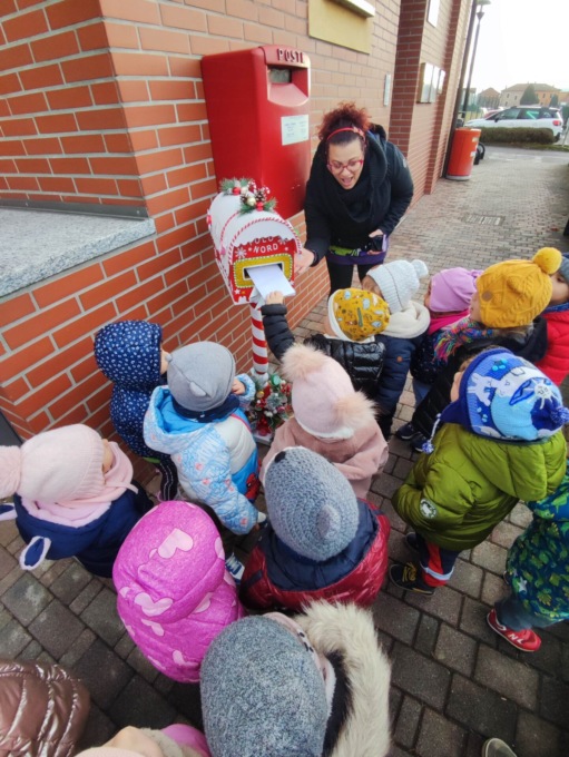 Alunni della scuola dell’infanzia in visita all’ufficio postale