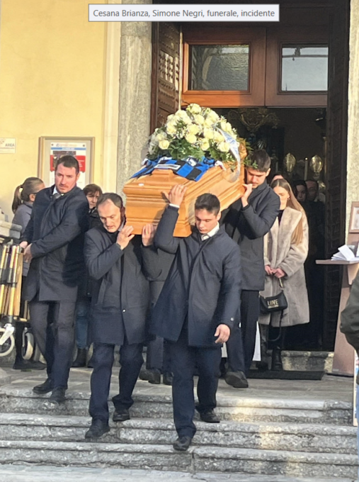 Addio Simone: folla ai funerali del giovane morto nell’incidente a Eupilio