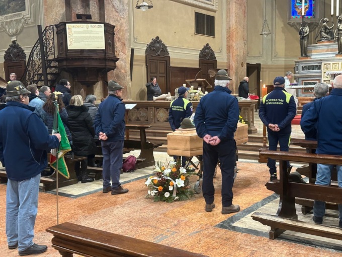 Picchetto d’onore per l’addio al volontario Alfonso Larghi