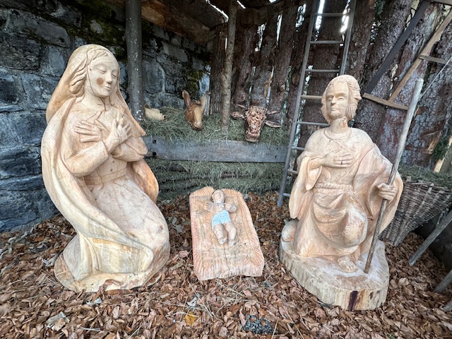 Un presepe bellissimo con statue di legno a grandezza naturale: da vedere assolutamente