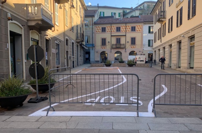 Nuovi parcheggi a Cantù e spunta uno stop sbilenco in largo XX Settembre