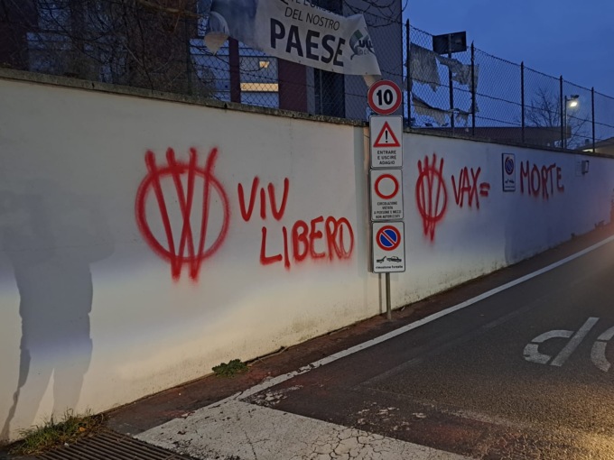 Raid dei no vax all’ospedale di Cantù: “Medici pro vax assassini”