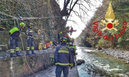 Operazione di salvataggio a Ponte Lambro, ma è un'esercitazione dei Vigili del fuoco