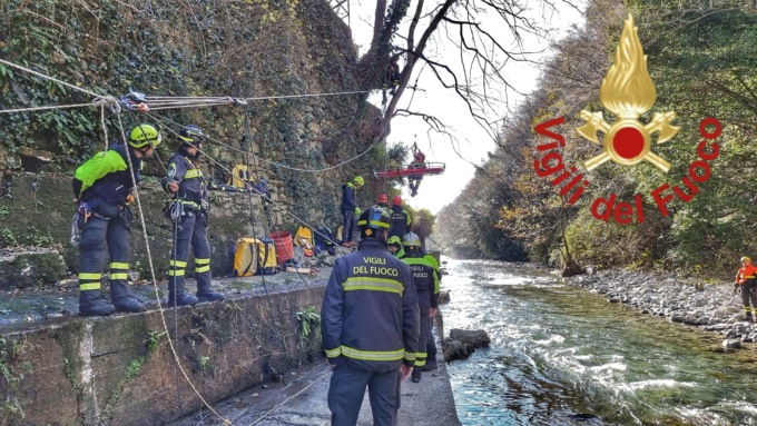 Operazione di salvataggio a Ponte Lambro, ma è un’esercitazione dei Vigili del fuoco