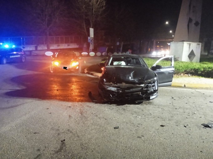 Ubriaco alla guida sperona l’auto dei Carabinieri: due militari in ospedale