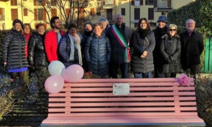 La Lega Italiana per la Lotta contro i Tumori ha inaugurato la panchina rosa a Fino Mornasco