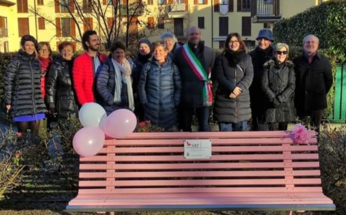La Lega Italiana per la Lotta contro i Tumori ha inaugurato la panchina rosa a Fino Mornasco