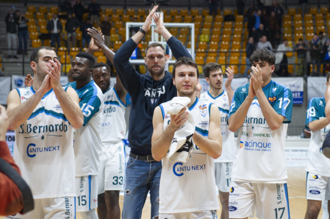 Cantù vince all’ultimo respiro con Cremona. Costacurta: “Bravi a mantenere calma e concentrazione”