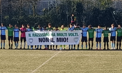 Insulti razzisti in campo a un quindicenne