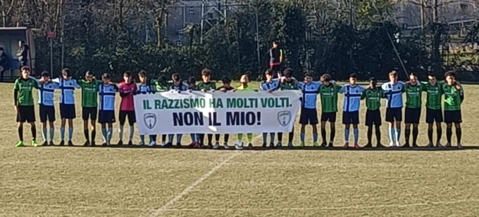 Insulti razzisti in campo a un quindicenne