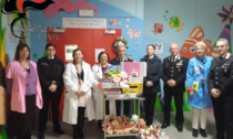 Blitz dei Carabinieri in ospedale per regalare doni e sorrisi ai bambini malati