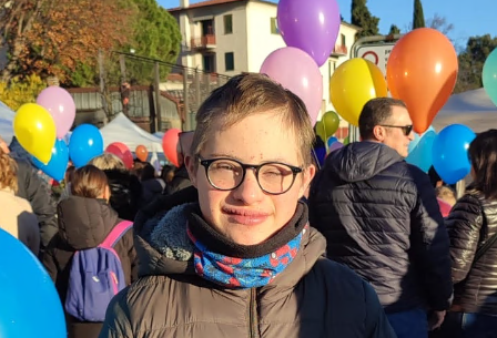 Sorpresa di Natale: Giorgio lancia un palloncino e riceve i regali