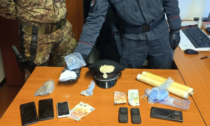 Arrestati due spacciatori a Bregnano: erano in possesso di droga, telefoni e contanti