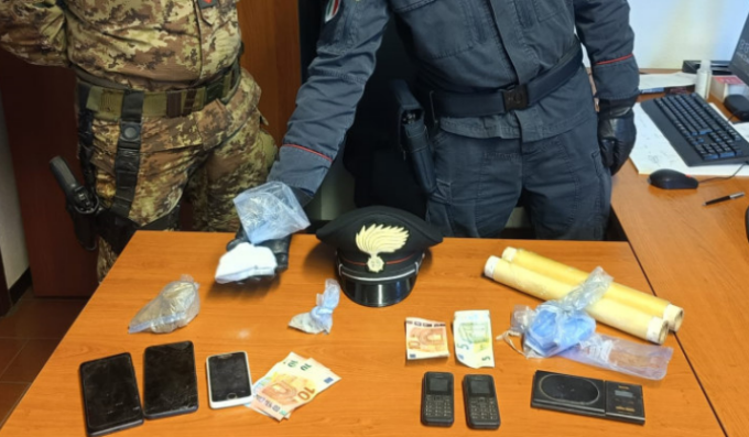 Arrestati due spacciatori a Bregnano: erano in possesso di droga, telefoni e contanti