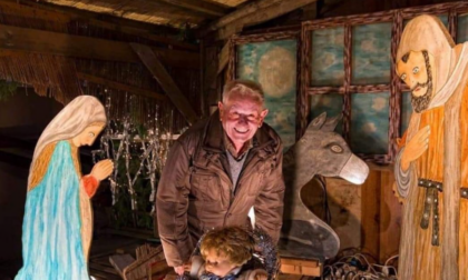 Presepista sul tetto a 85 anni: un encomio alla creatività del falegname di Lucino