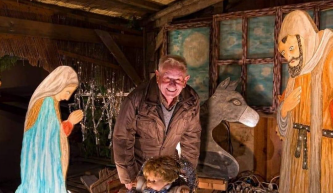 Presepista sul tetto a 85 anni: un encomio alla creatività del falegname di Lucino