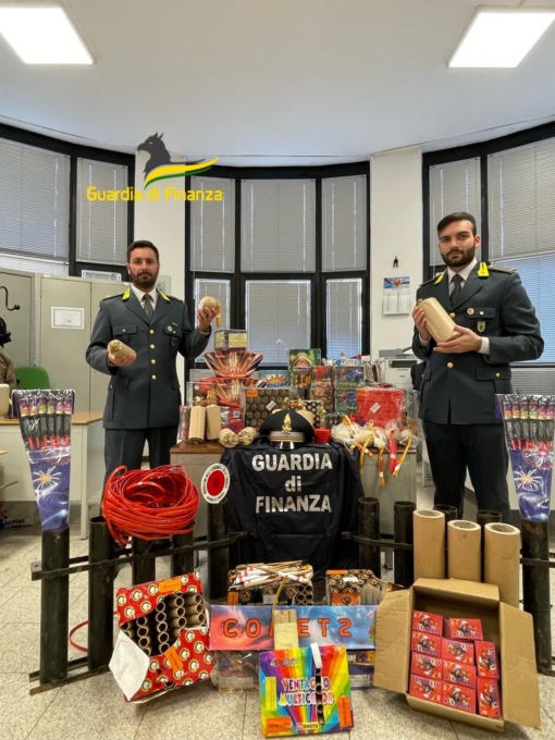 La Finanza di Erba sequestra 100 kg di fuochi d’artificio pericolosi