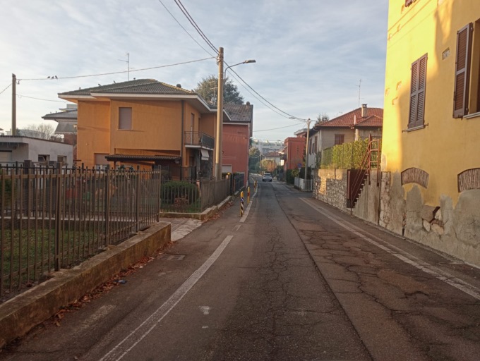 Via Torre a Cantù è pericolosa: arriva un marciapiede