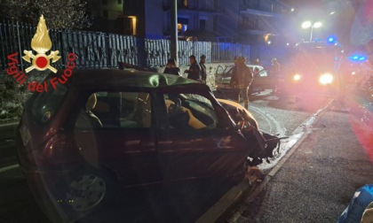 Auto contro un palo della luce a Tavernerio: un ferito