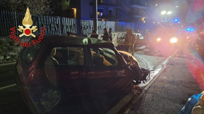 Auto contro un palo della luce a Tavernerio: un ferito