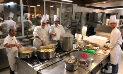 Lo chef Tarantola e il suo team cucinano per solidarietà