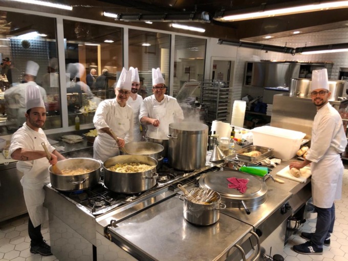 Lo chef Tarantola e il suo team cucinano per solidarietà