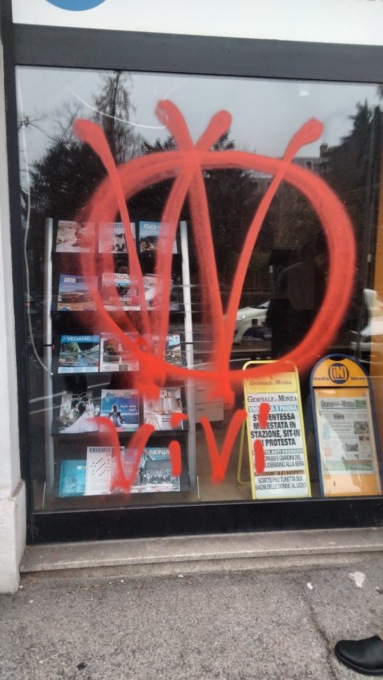 Raid vandalico alla redazione del Giornale di Monza: “Tv e giornali kapò”