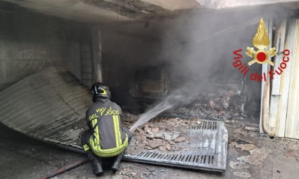Carugo, box in fiamme in un condominio: evacuati i residenti