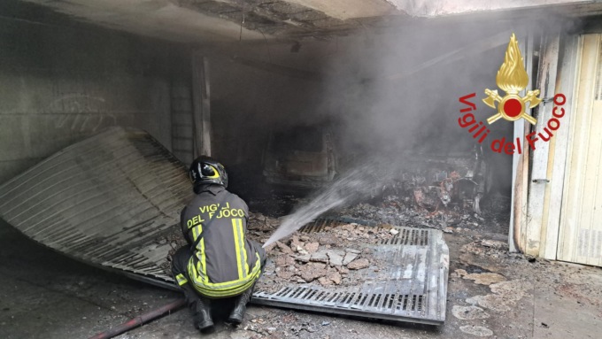 Carugo, box in fiamme in un condominio: evacuati i residenti