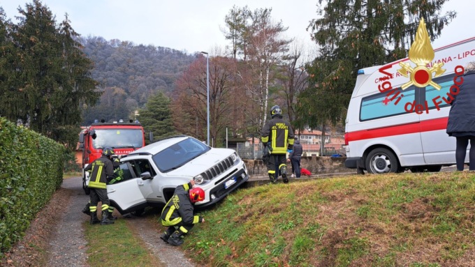 Montorfano, si sente male in auto e finisce fuori strada