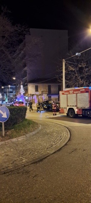Prende fuoco un’auto, spavento a Canzo