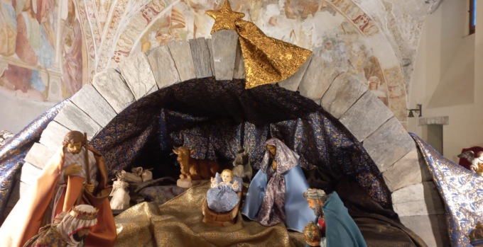 Tessuti preziosi e ispirazione rinascimentale: il Presepe incanta a Rezzago